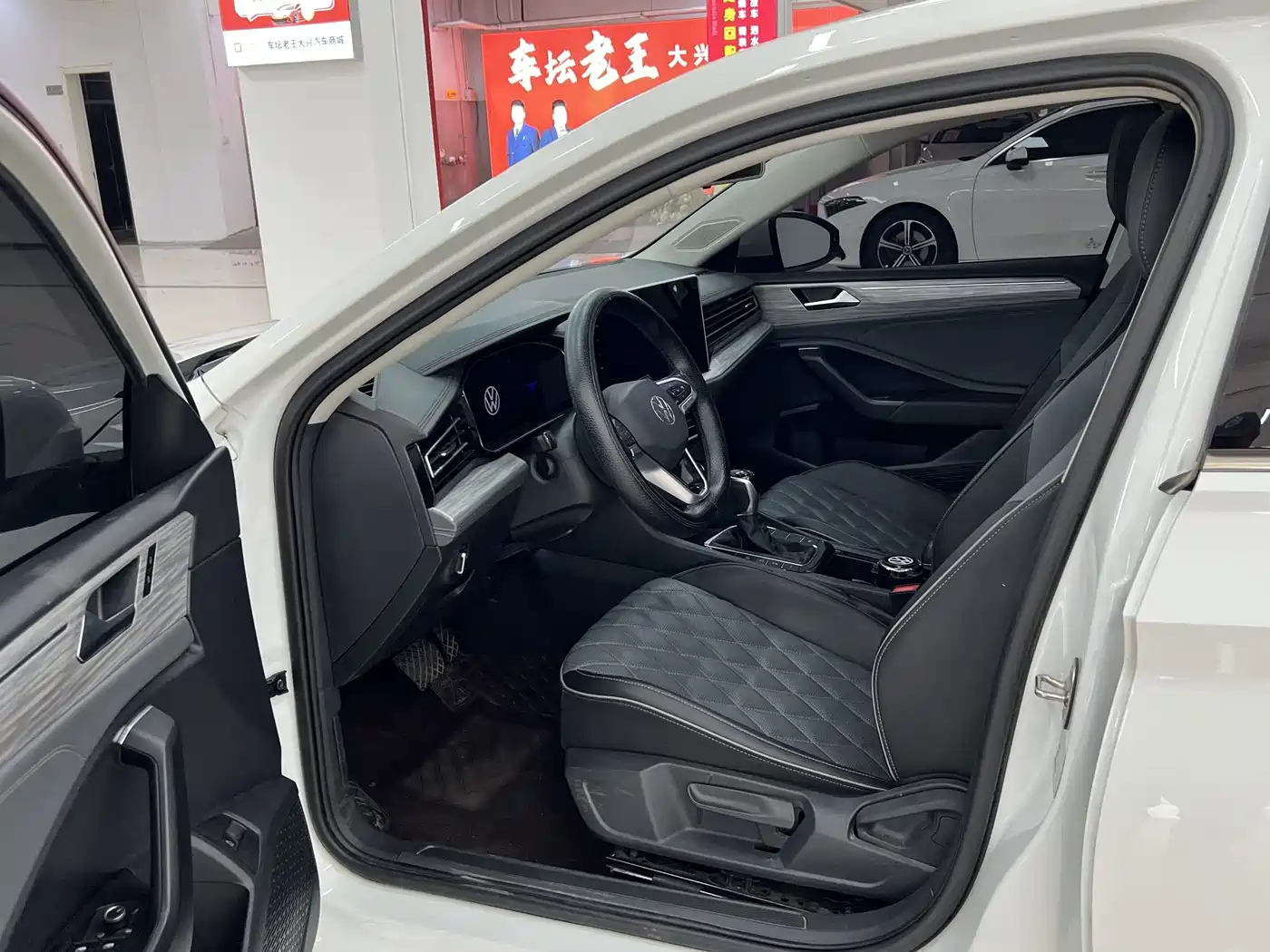 Volkswagen Sagitar 2023 300TSI DSG Surpassing Edition фото 7
