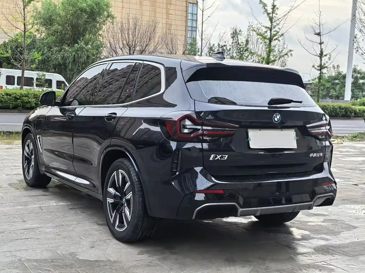 BMW iX3 2024 Leading Edition фото 7
