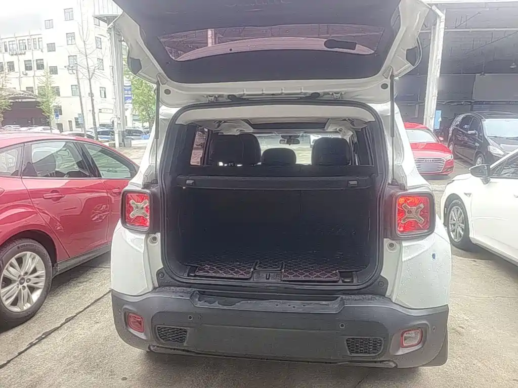 Фото 19 - Jeep Renegade