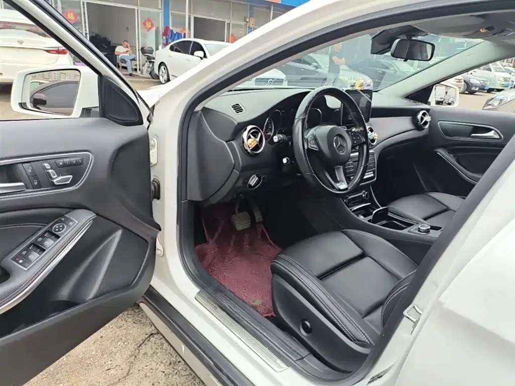 Mercedes-Benz GLA 2017 GLA 200 Dynamic фото 16