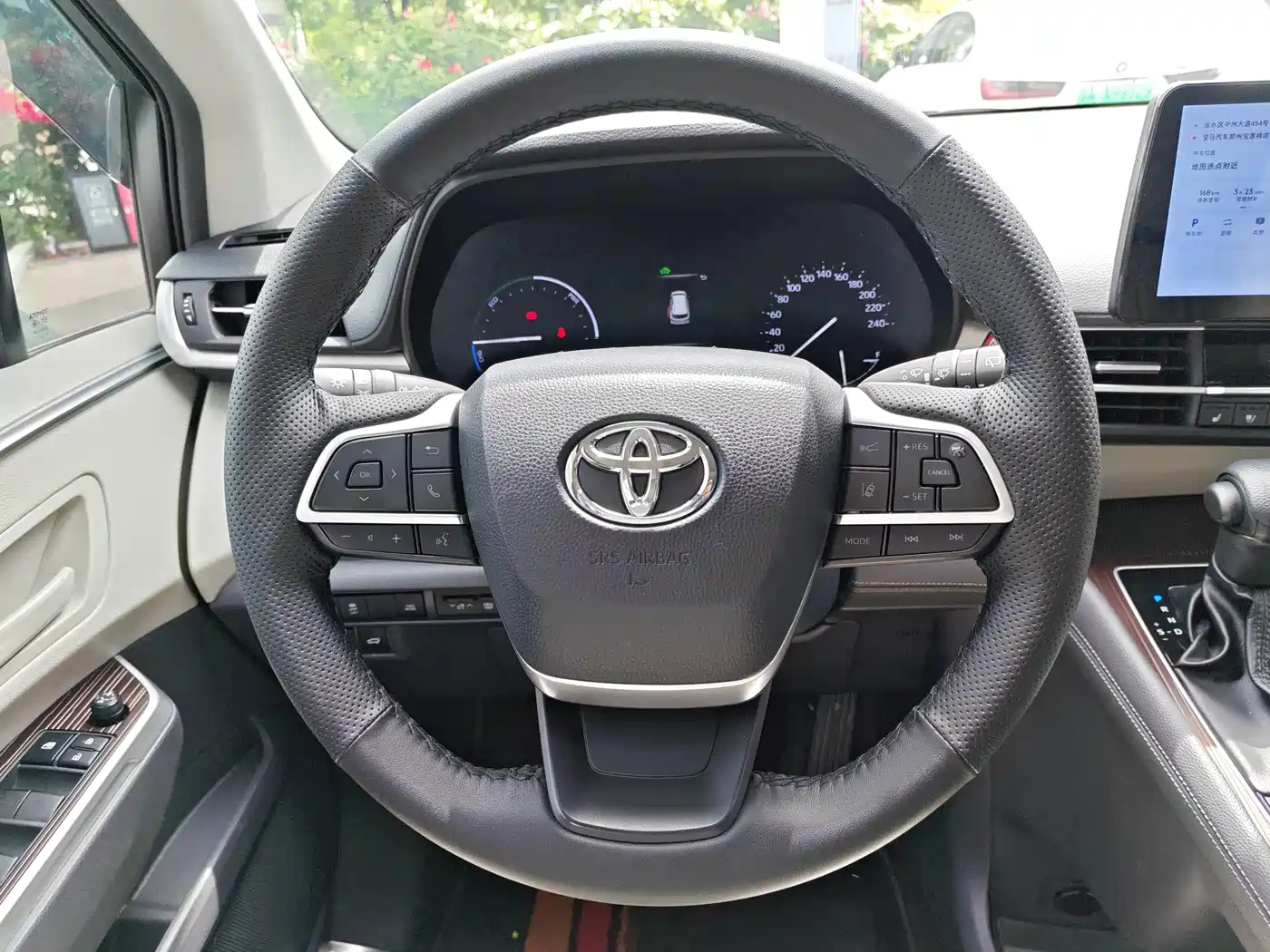 Toyota Granvia 2023 2.5L Hybrid Luxury Edition фото 14