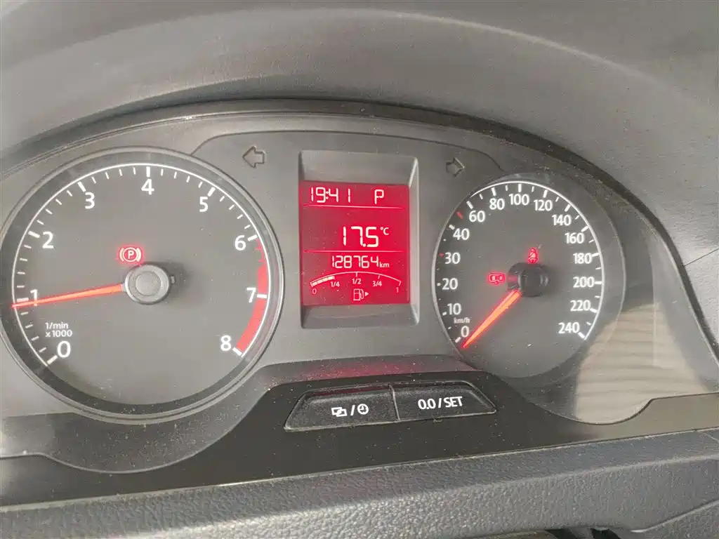 Volkswagen Santana 2015 1.6L Automatic Trend Edition фото 12