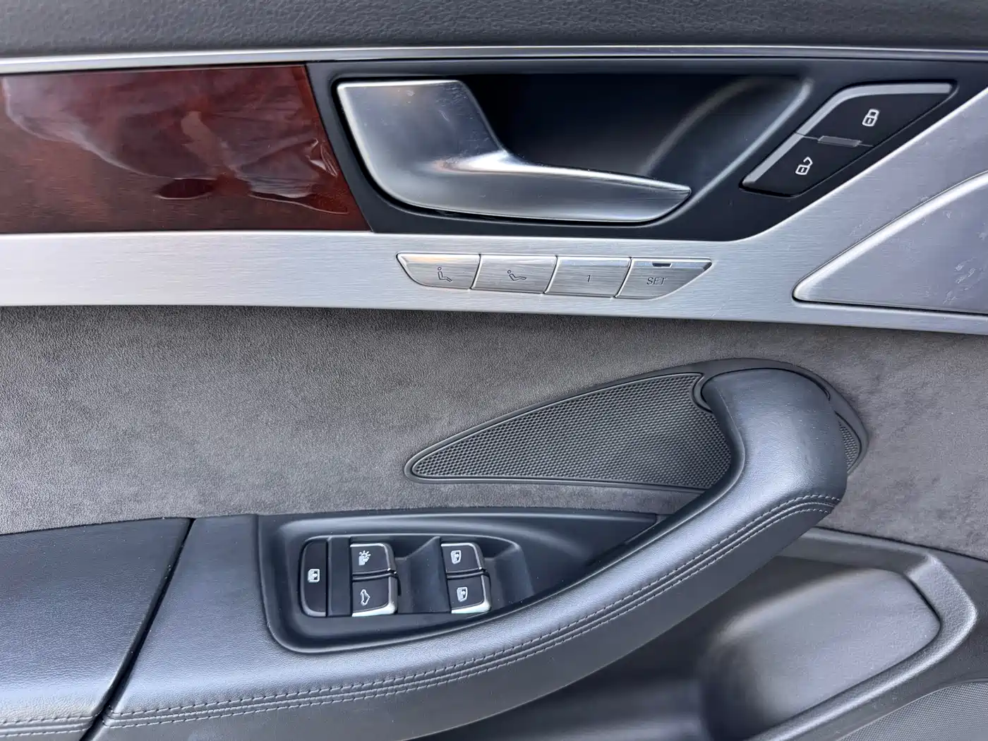 Audi A8 2011 A8L 3.0 TFSI quattro Luxury (213kW) фото 30