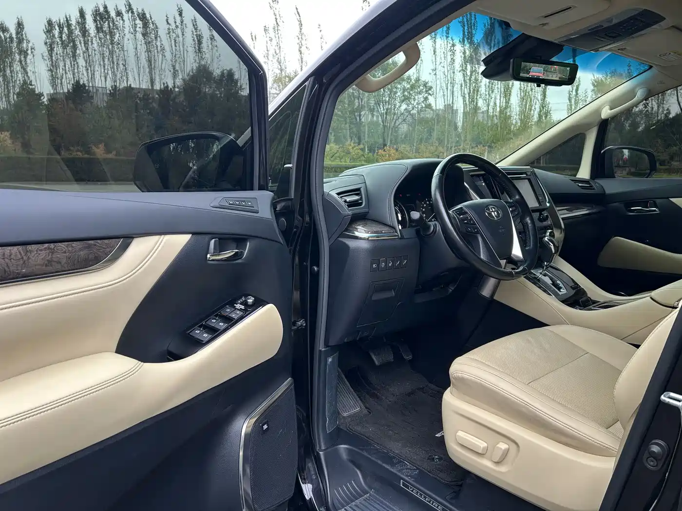 Toyota Vellfire 2019 Hybrid 2.5L HV Premium Edition фото 17