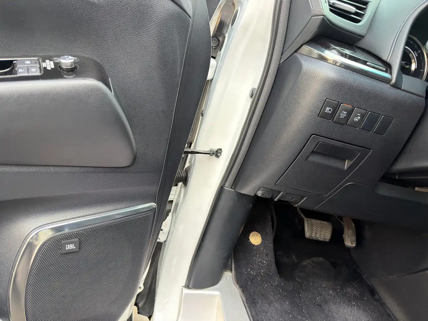 Toyota Vellfire 2023 Crown Hybrid 2.5L HV Luxury фото 5