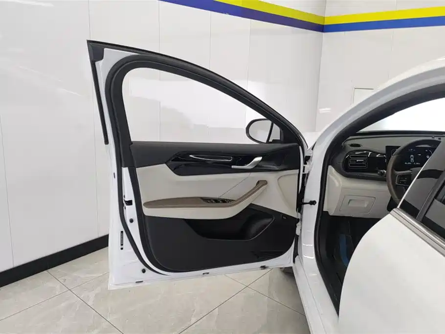 BYD Qin PLUS 2024 Glory Edition DM-i 55KM Leading фото 7