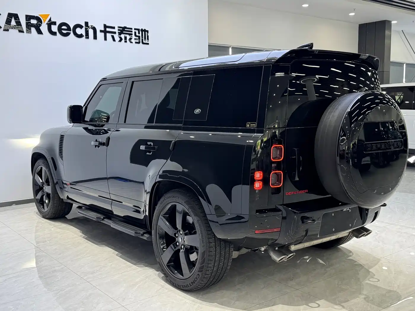 Land Rover Defender 2024 110 5.0T V8 фото 6
