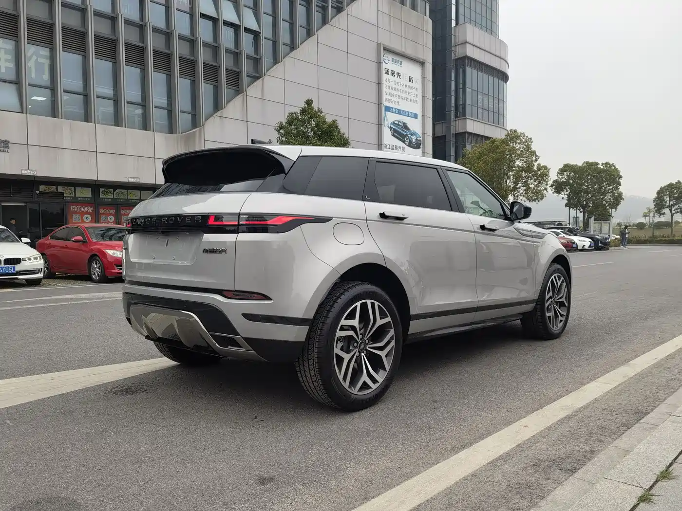 Land Rover Range Rover Evoque 2024 Range Rover Evoque L 249PS Light Master Edition фото 5