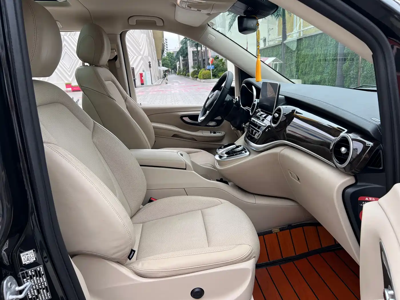 Mercedes-Benz V-Class 2017 Model V 260 L Premium Extended Edition фото 12