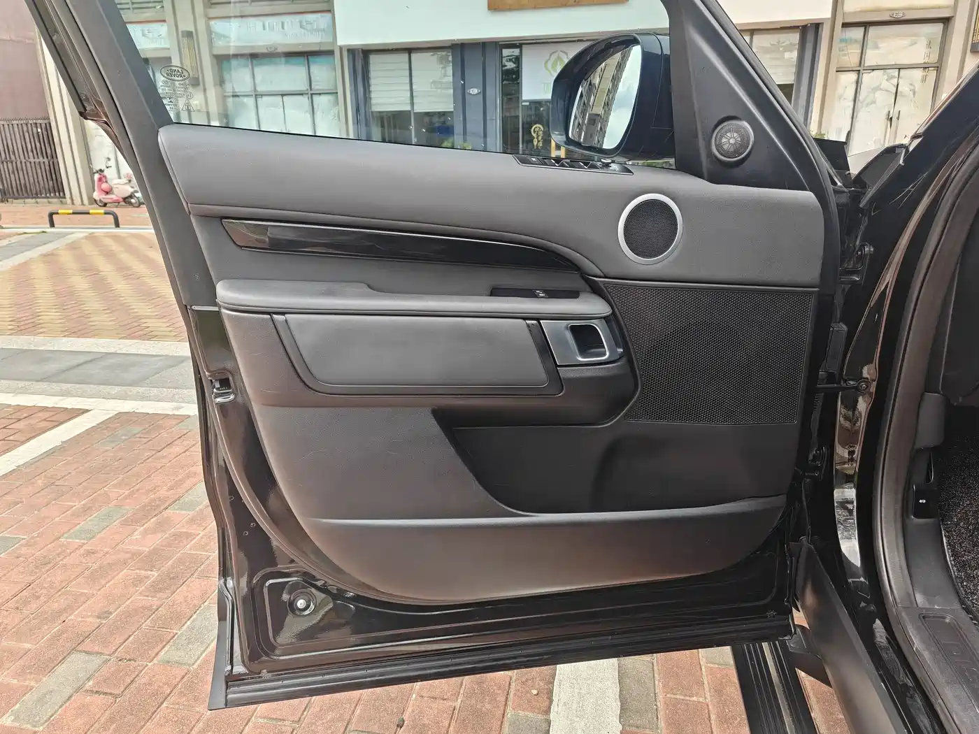 Land Rover Discovery 2017 3.0 SC V6 SE фото 6
