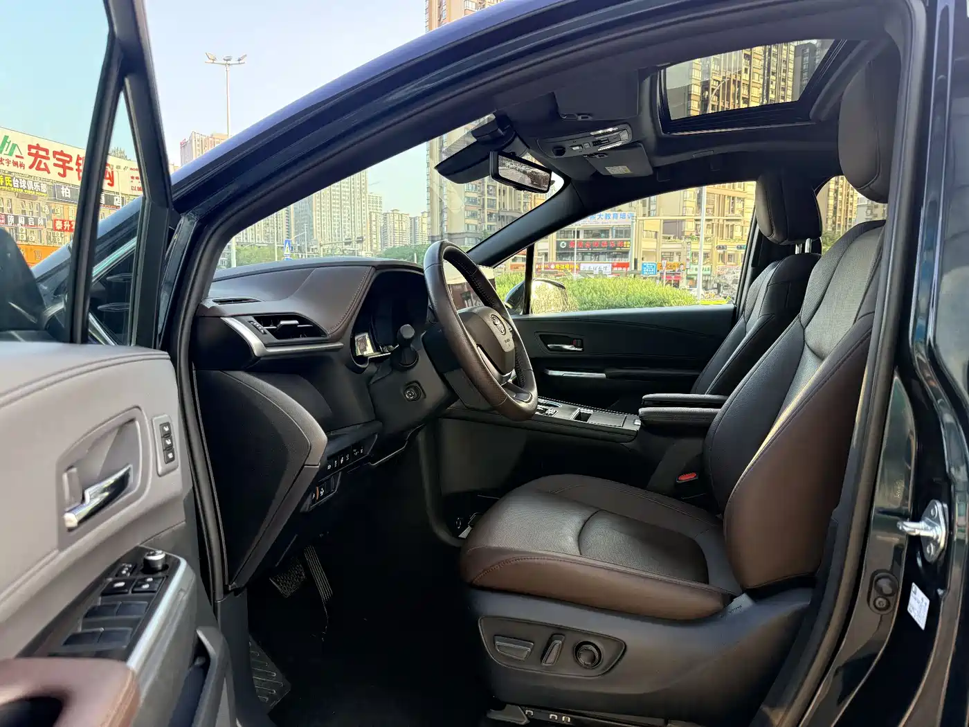 Toyota Granvia 2023 2.5L Hybrid Flagship VIP Edition фото 5