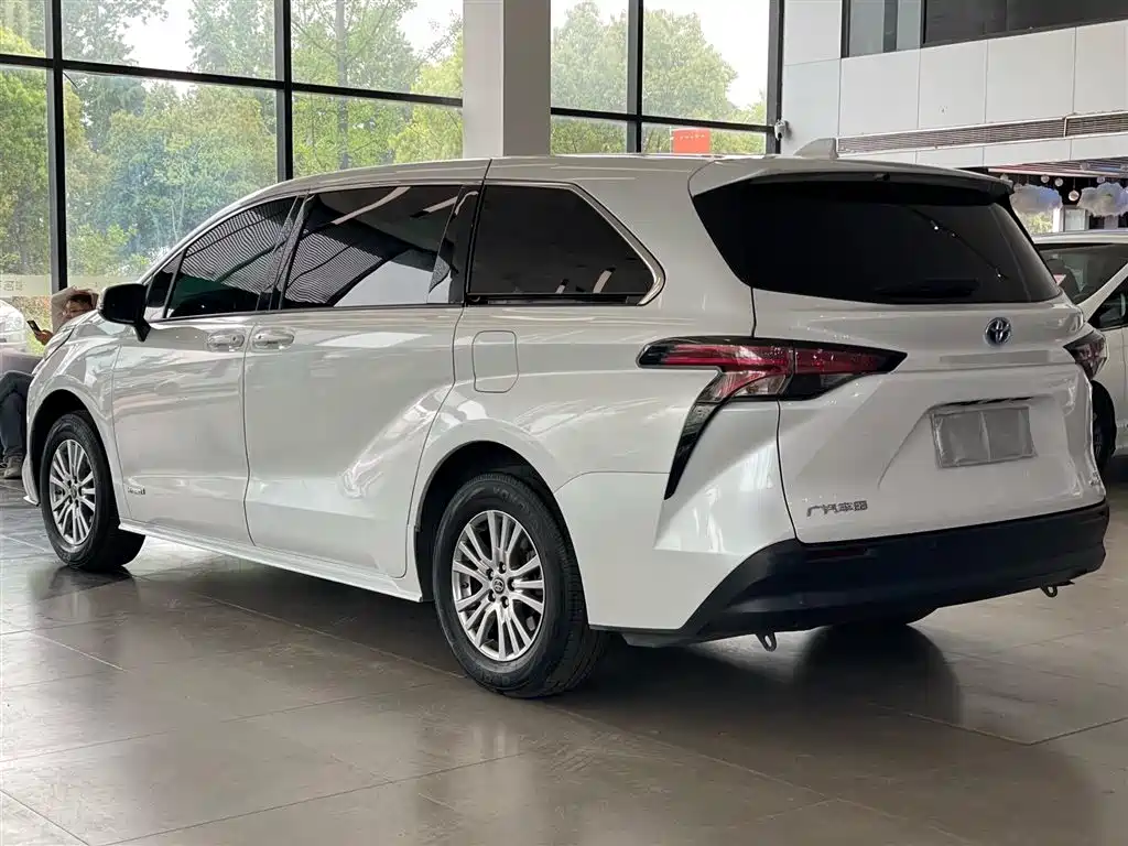 Toyota Sienna 2023 2.5L Hybrid Comfort Edition фото 2