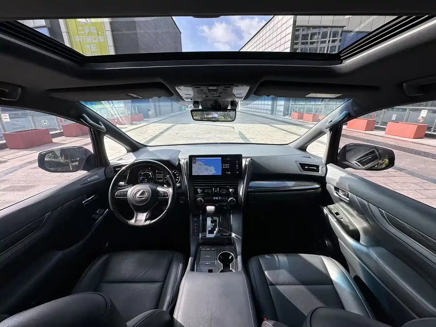 Lexus LM 2020 300h 4-Seat Imperial Edition фото 15