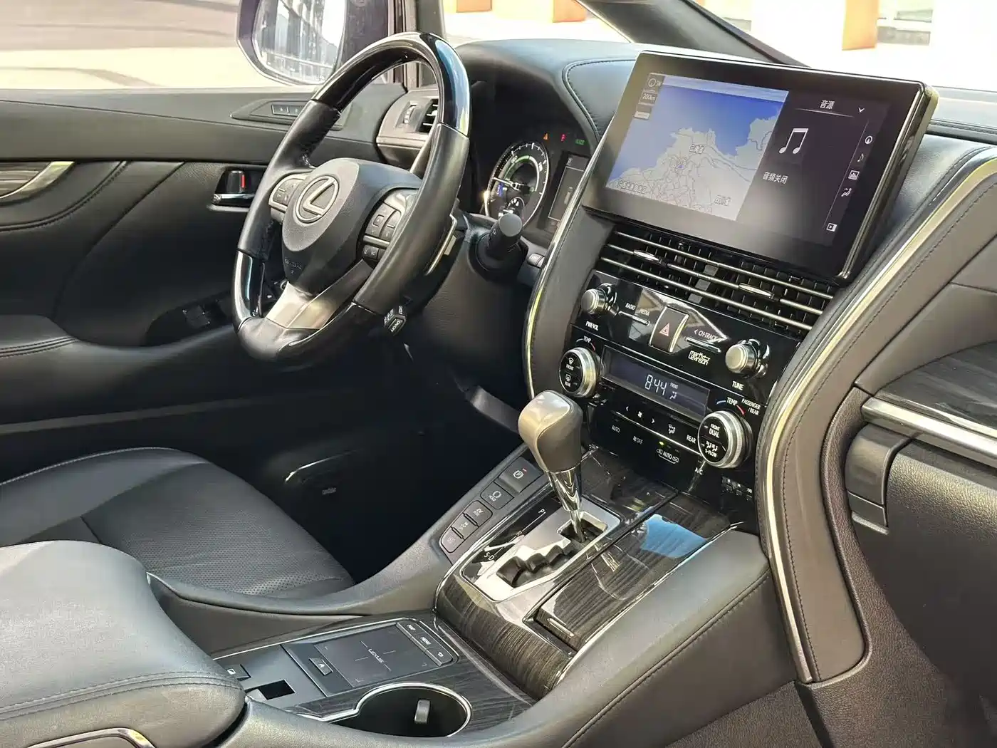 Lexus LM 2020 300h 4-Seat Imperial Edition фото 12