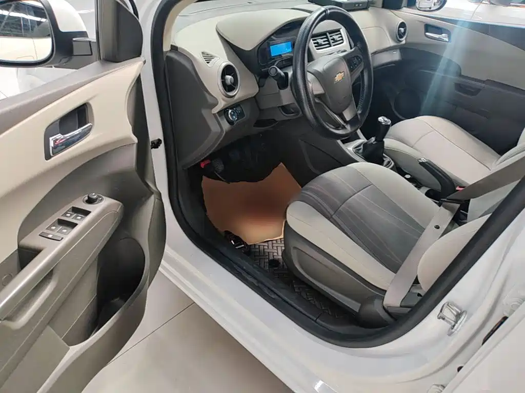 Chevrolet Aveo 2015 2014 Sedan 1.4SE MT Joy Edition