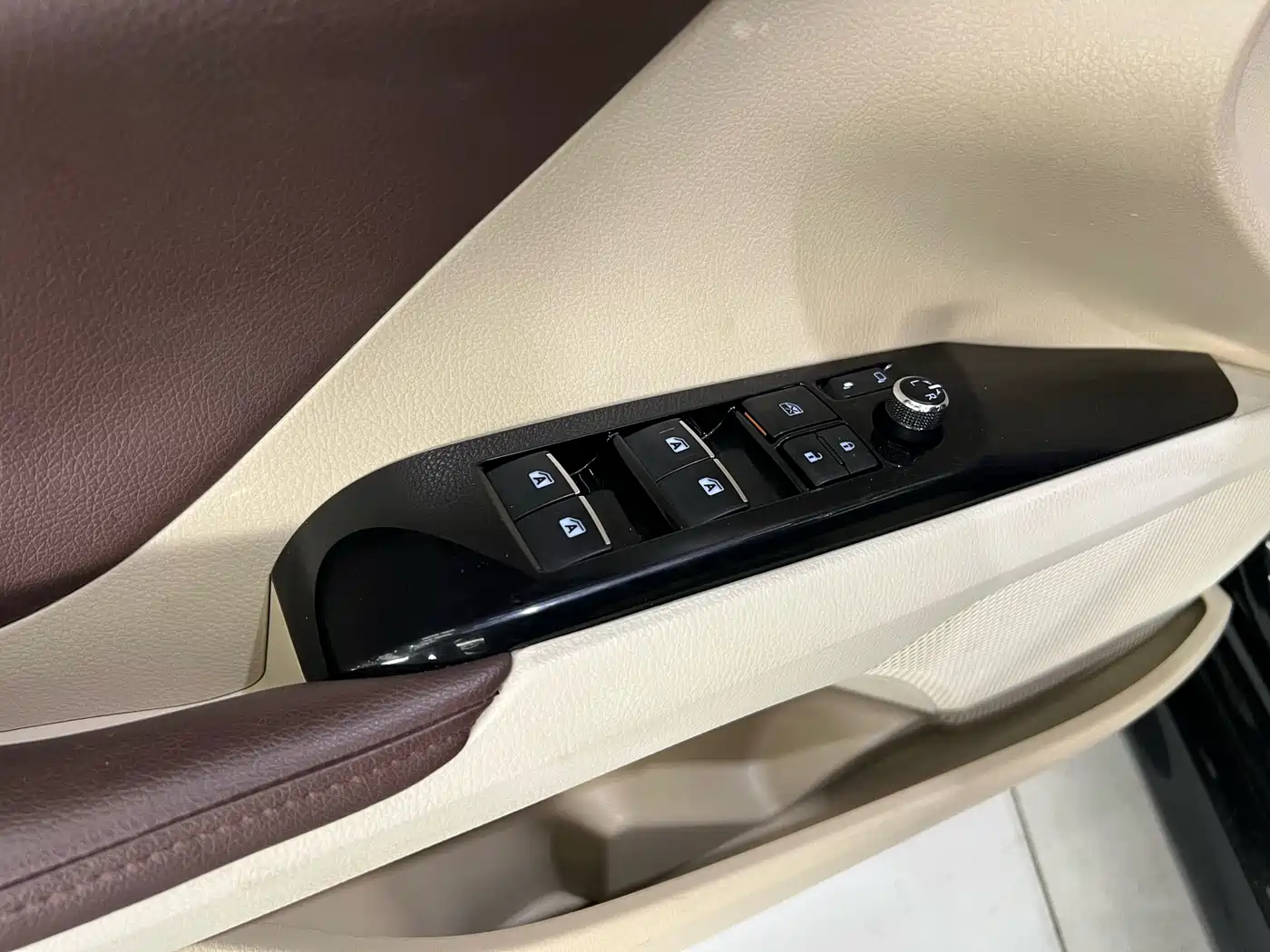 Toyota Camry 2018 2.0E Elite Edition фото 12