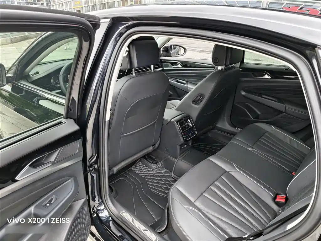 Volkswagen Passat 2024 380TSI Luxury фото 21