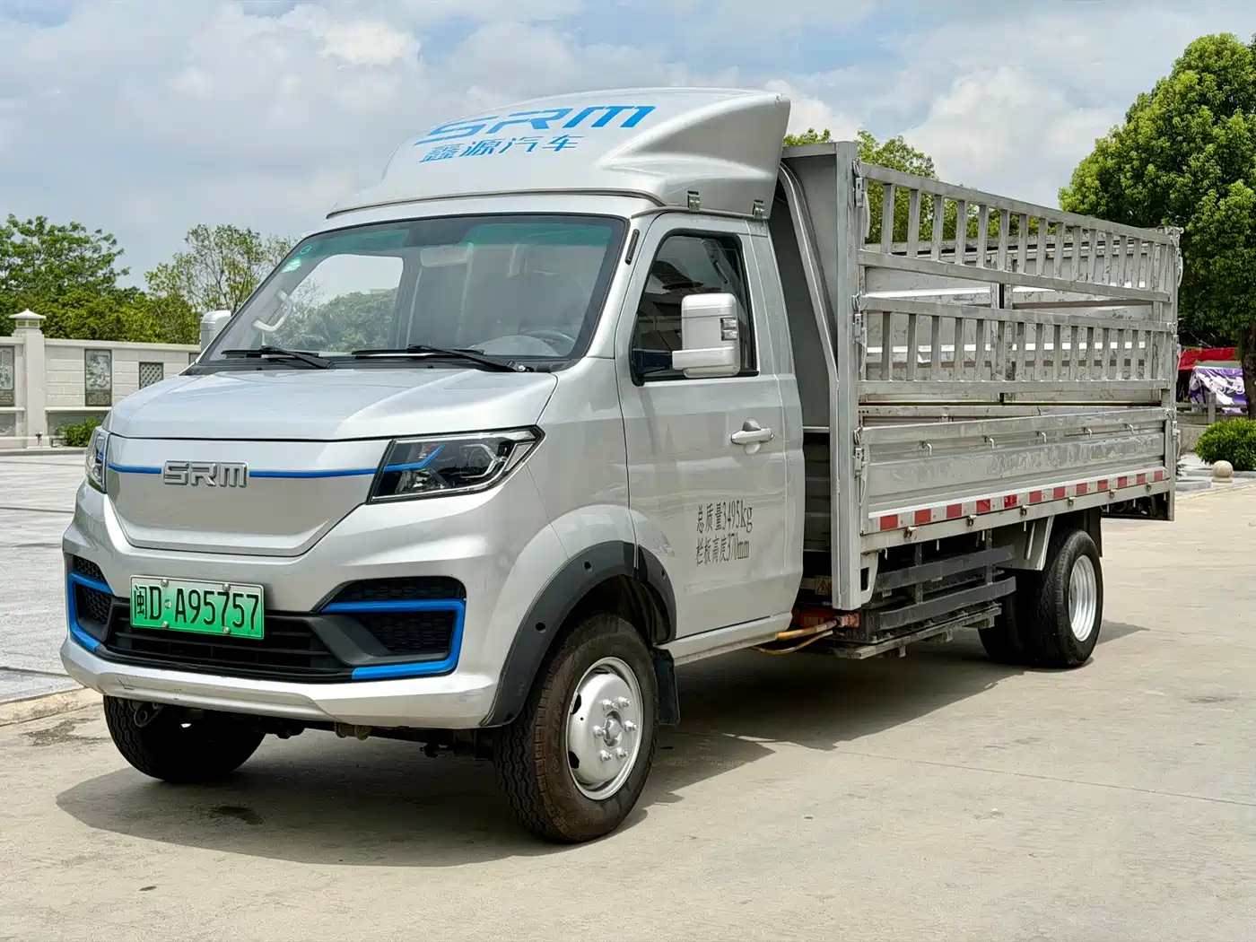  SRM Xinyuan Xinyuan T5L EV 2024 Model Urban Version 3.8m Cargo Van with Rack Standard 55.7kWh