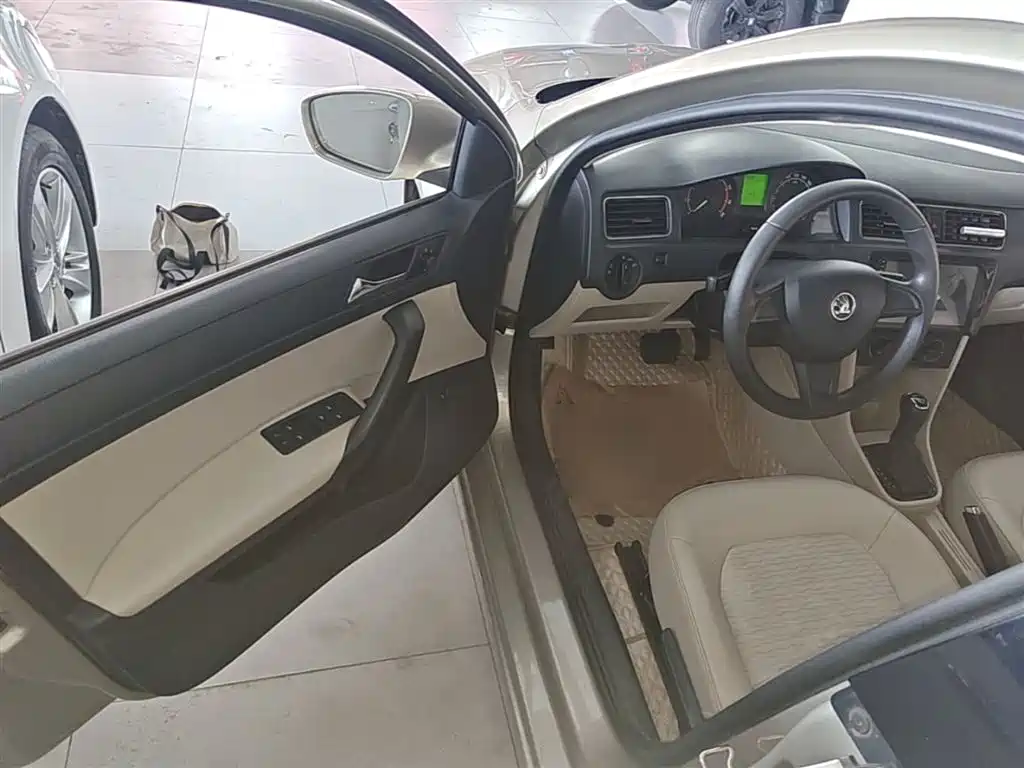 Škoda Rapid 2016 1.6L Automatic Pioneer Edition фото 16