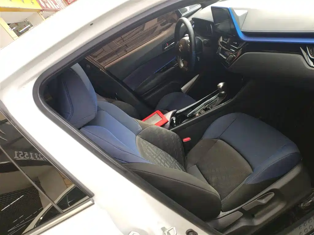 Toyota C-HR 2018 2.0L Leading Sunroof Edition V фото 21