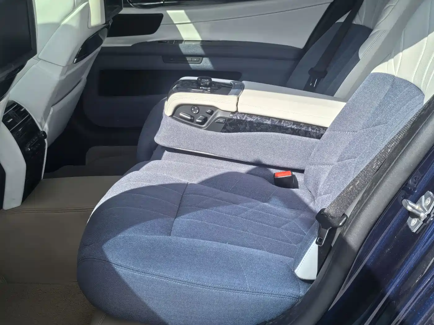 Фото 8 - BMW 7 Series