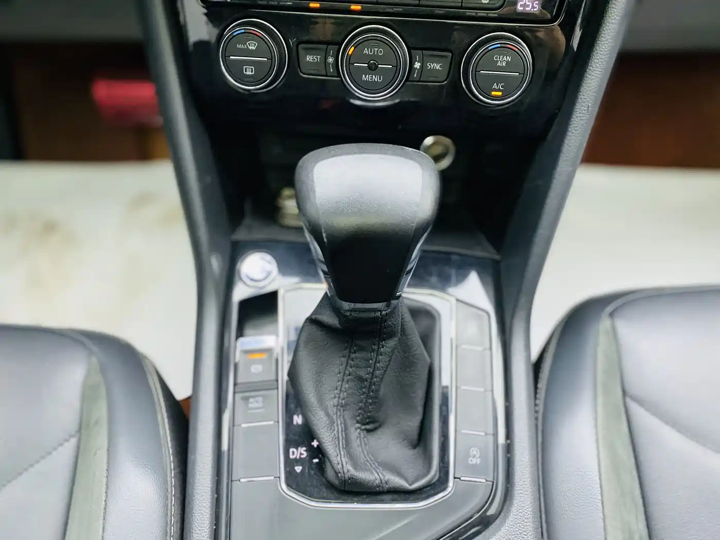 Volkswagen Tiguan L 2018 Facelift 330TSI Automatic 2WD Luxury Edition фото 11