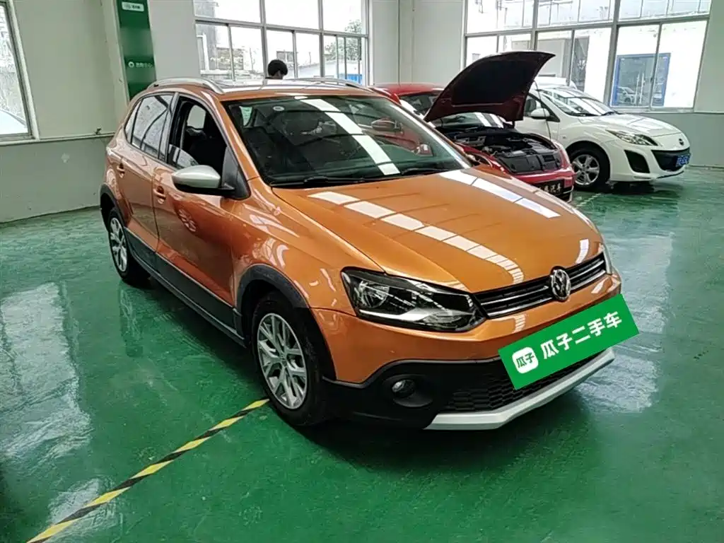 Volkswagen Polo 2016 1.6L Cross Polo Automatic фото 4