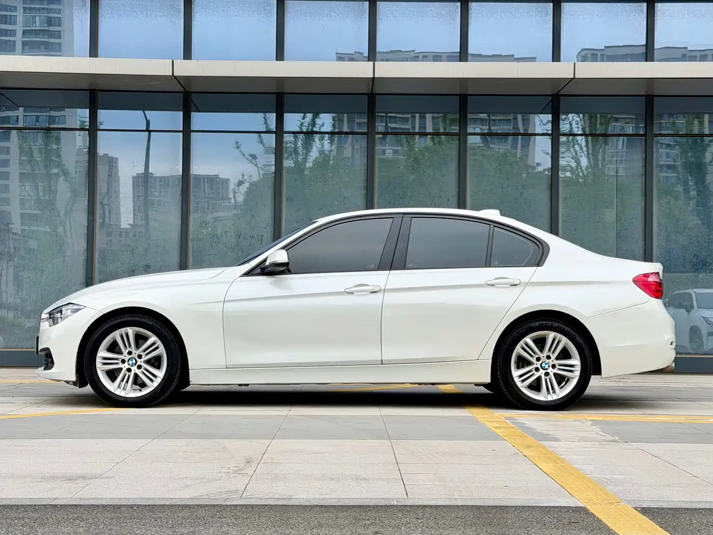BMW 3 Series 2017 318i Fashion фото 3