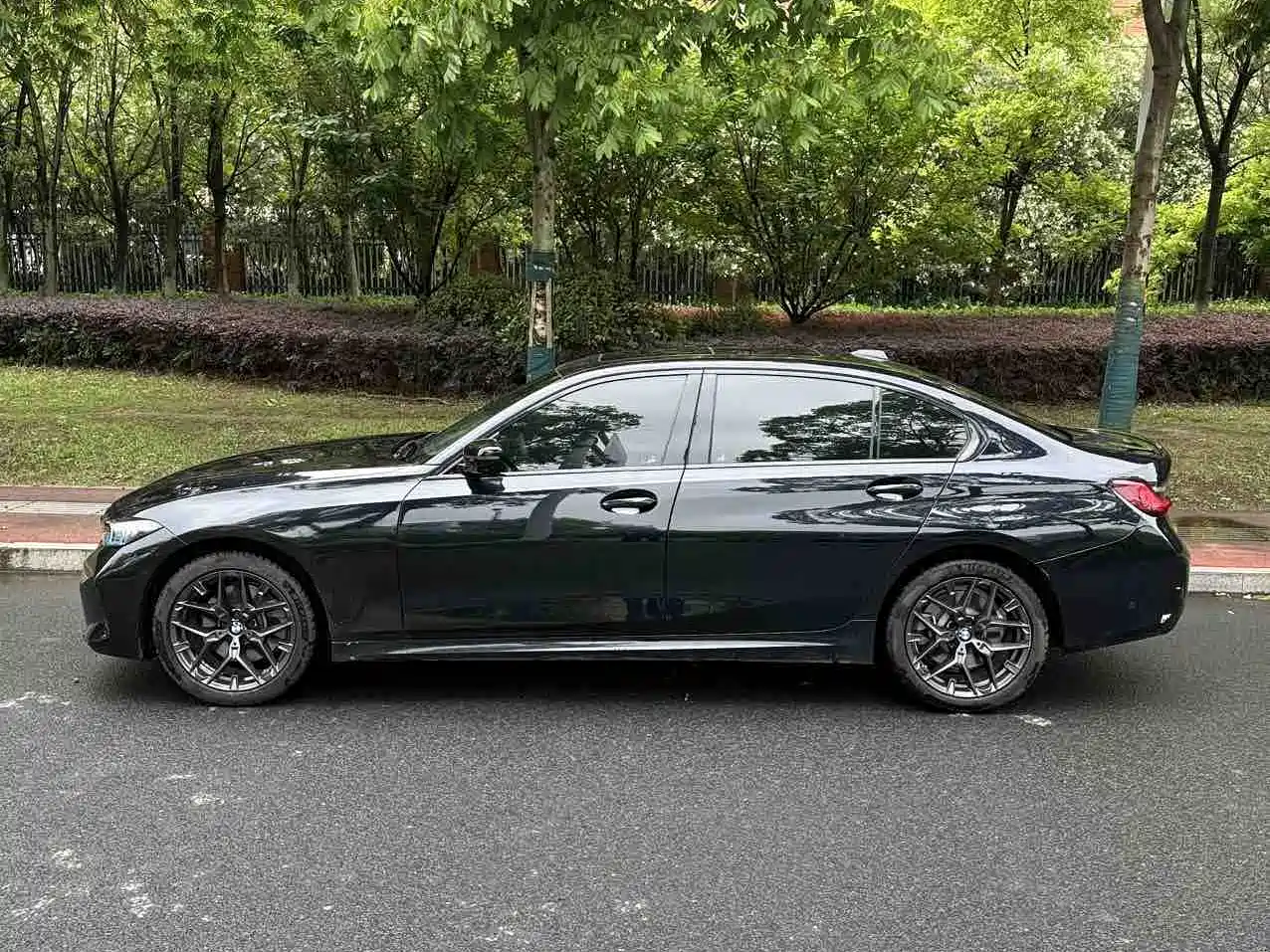 BMW 3 Series 2025 330Li Premium M Sport Night Edition фото 13