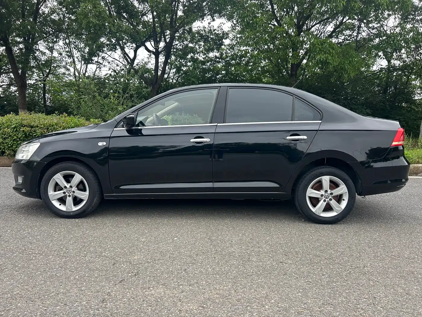 Volkswagen Santana 2013 Model 1.6L Automatic Luxury Edition фото 3
