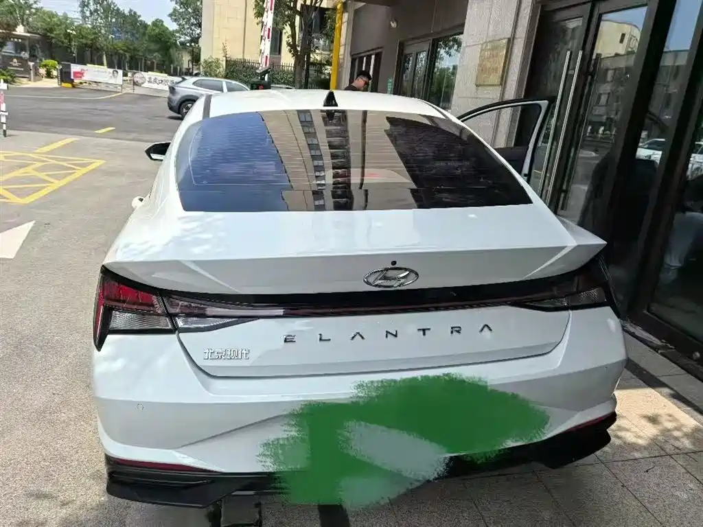 Hyundai Elantra 2022 1.5L CVT LUX Premium Edition фото 3