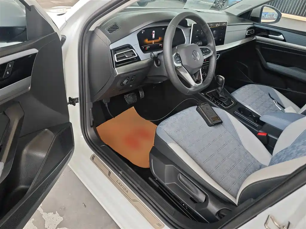 Volkswagen Lavida 2023 1.5L Auto Luxury Edition фото 16