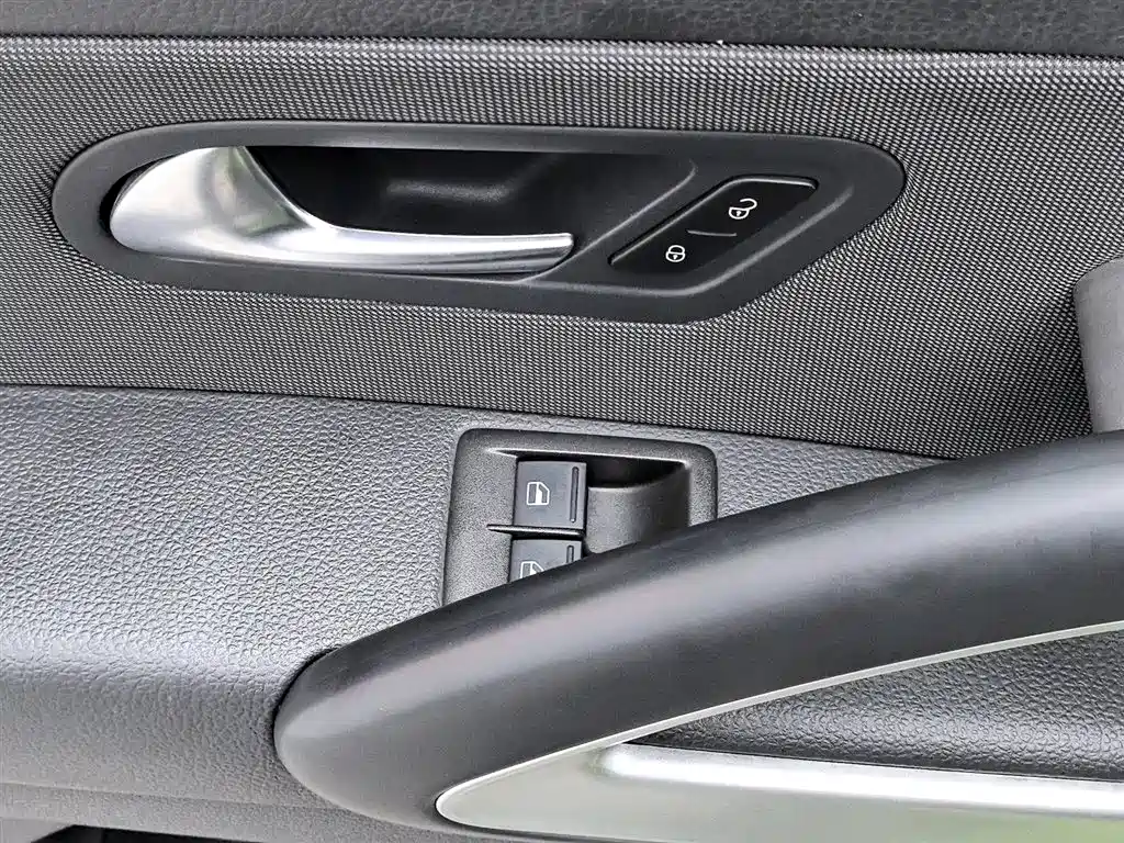 Volkswagen Scirocco 2015 1.4TSI Trend Edition фото 9