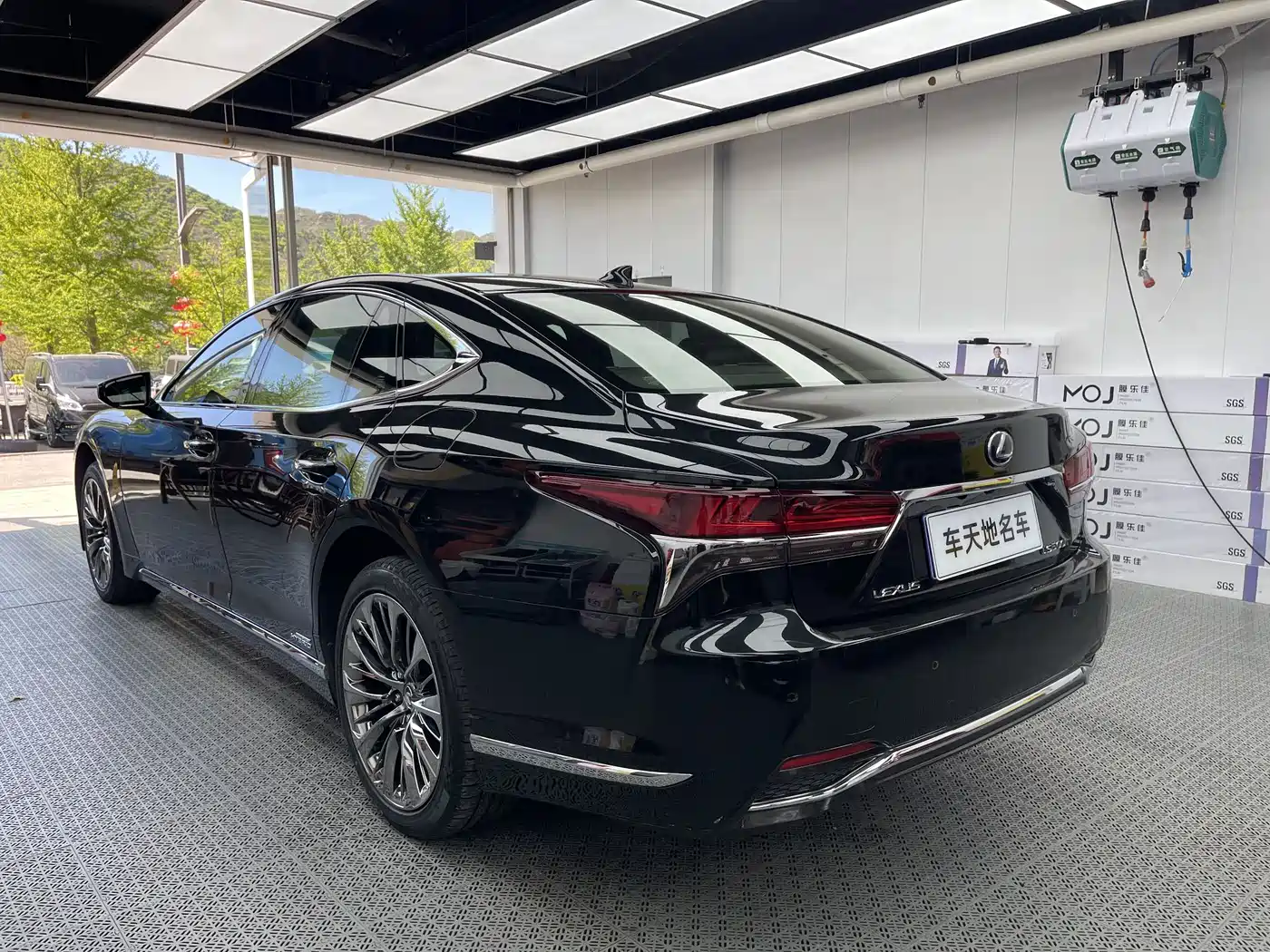 Lexus LS 2018 500h Executive Edition China V фото 11