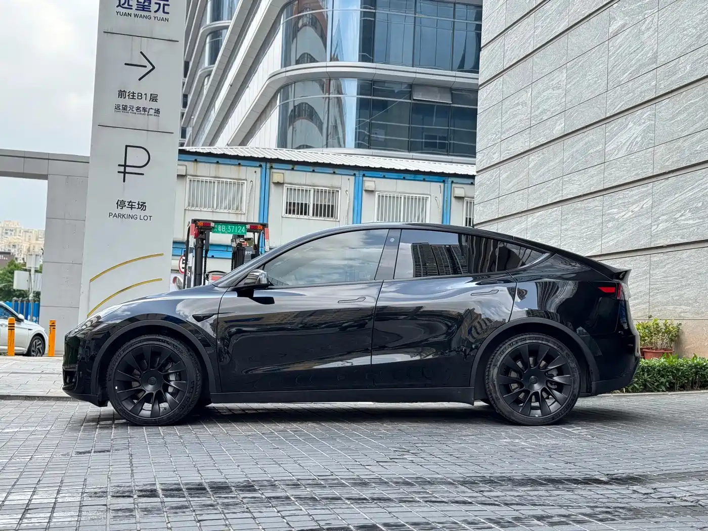 TESLA MODEL Y