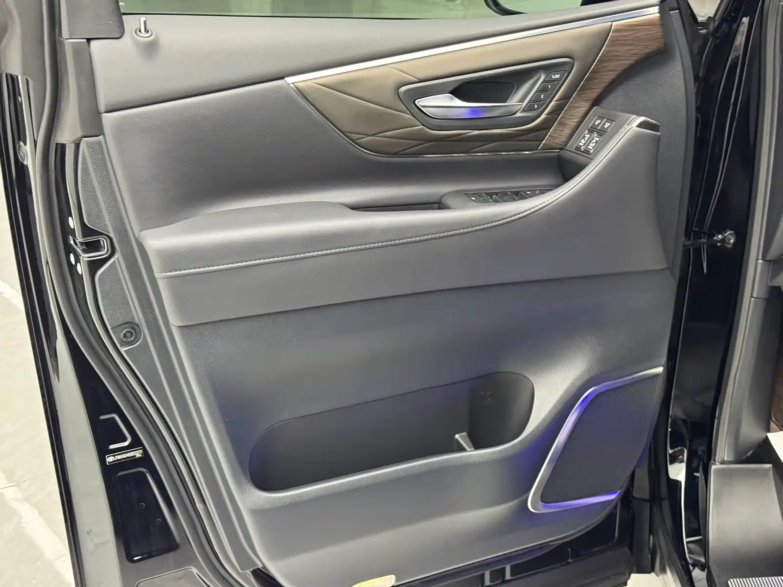 Photo 5 - Toyota Vellfire