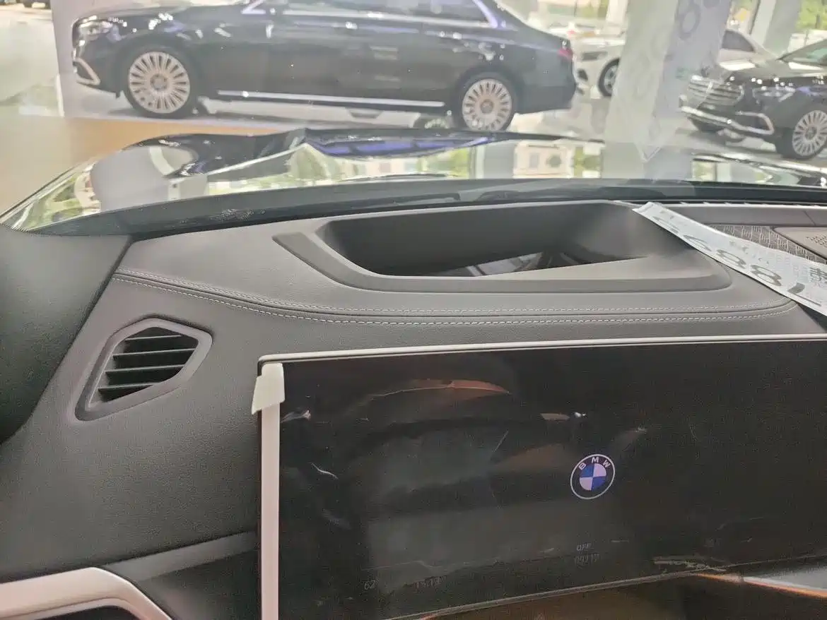 BMW 3 Series 2026 330Li Excellence M Sport Shadowline Package фото 9