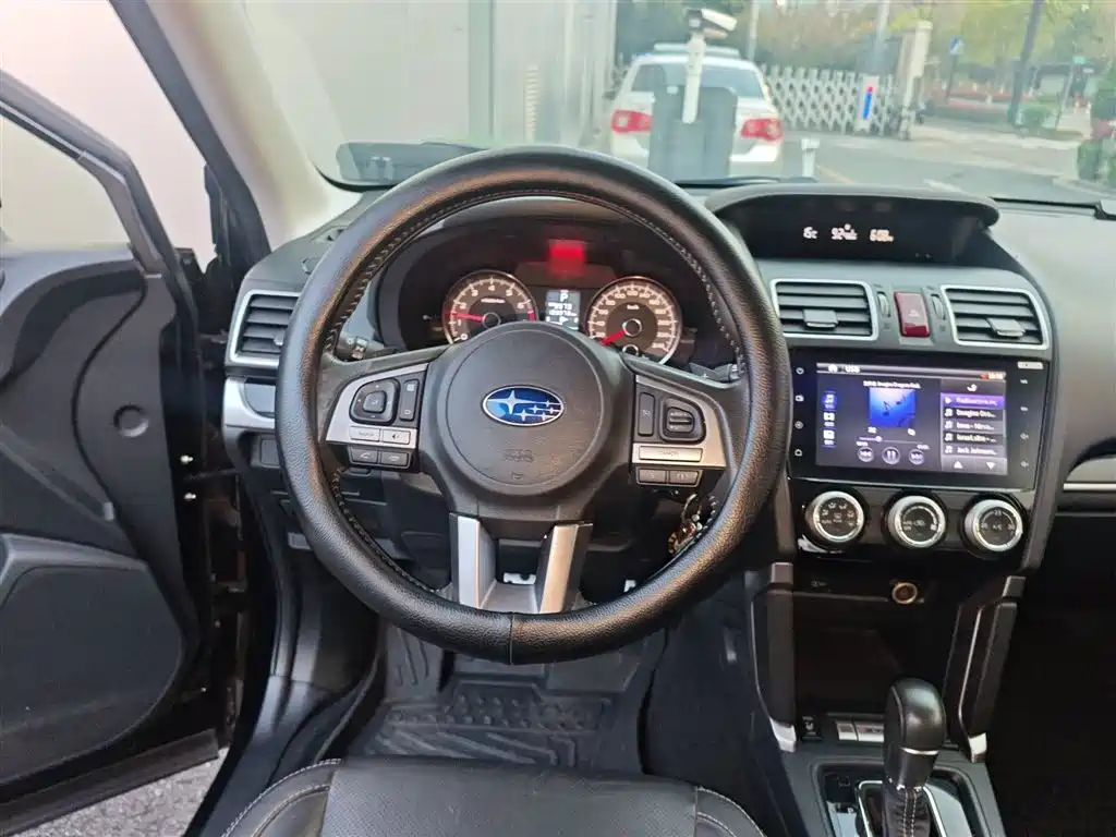 Subaru Forester 2016 2.0i Fashion Navigation Edition фото 3