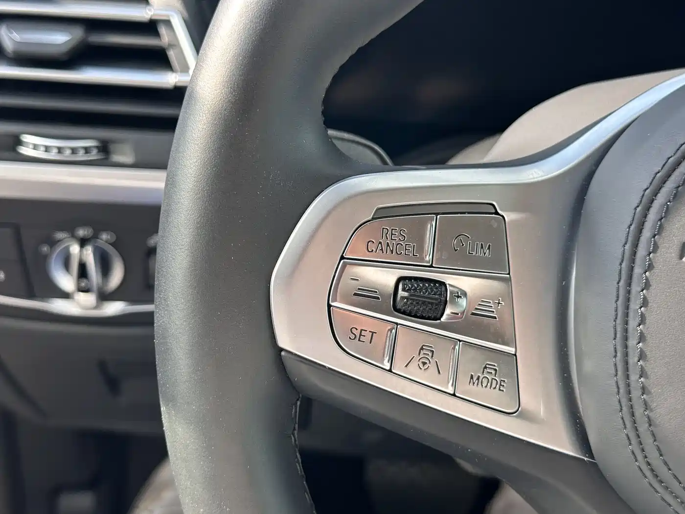 BMW iX3 2024 Innovation Leader фото 8
