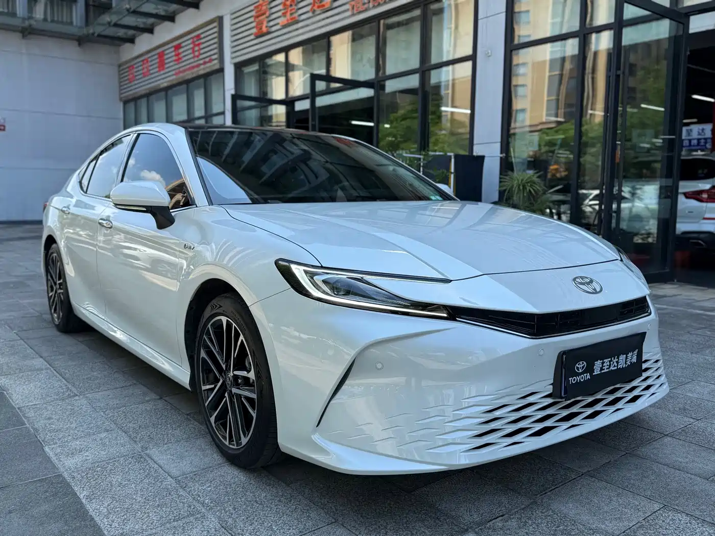 Toyota Camry 2024 Hybrid 2.5HG Premium Edition фото 3