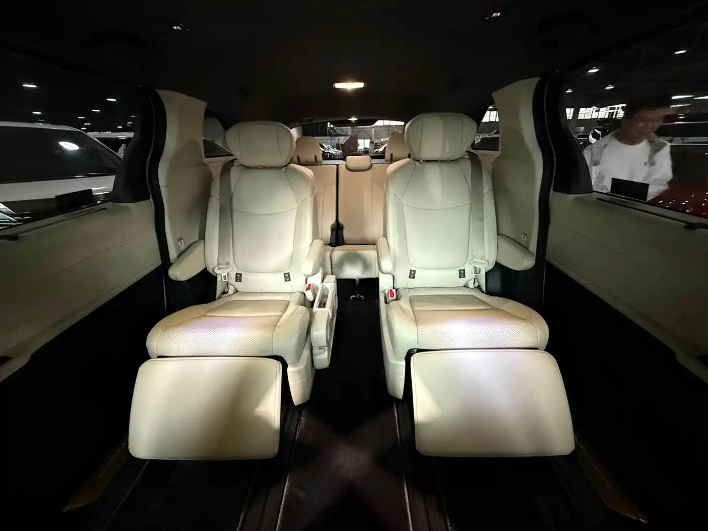 Toyota Sienna 2024 2.5L Hybrid 4WD Premium Edition фото 13