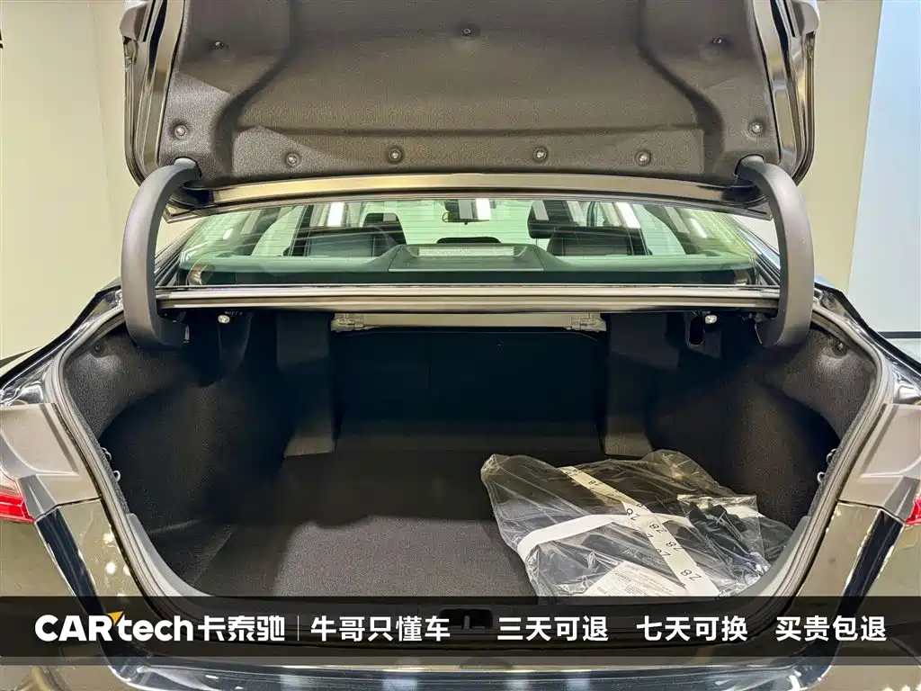 Toyota Camry 2026 Hybrid 2.0HGVP Luxury Edition фото 13