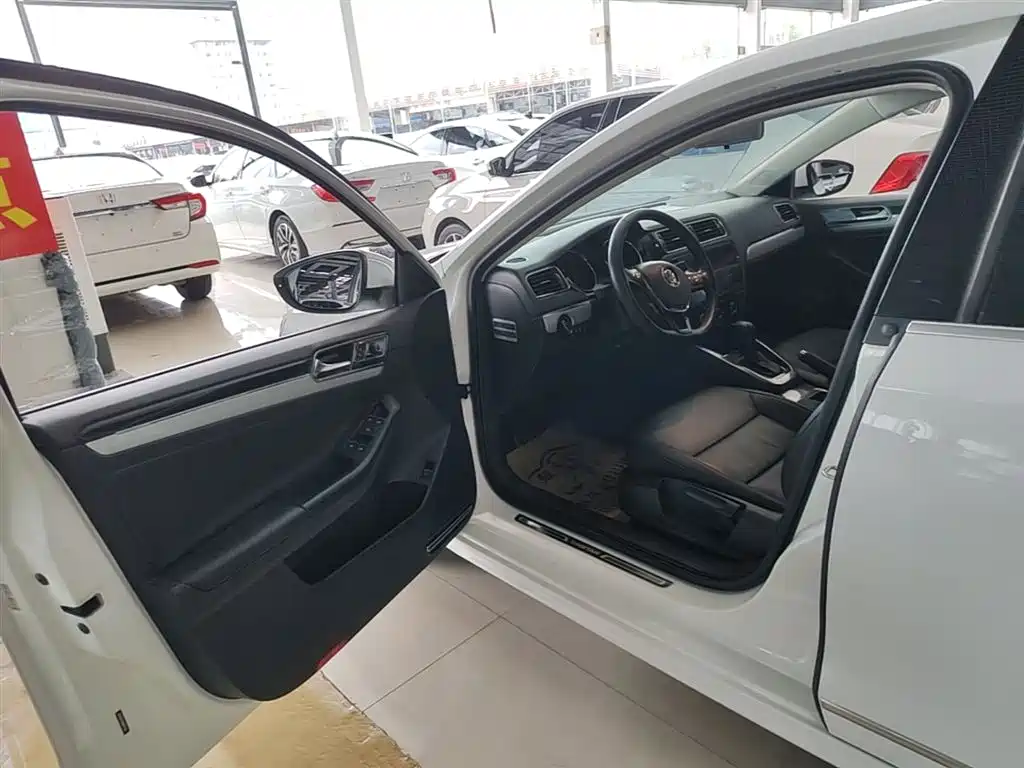 Volkswagen Sagitar 2017 230TSI Automatic Comfort фото 16