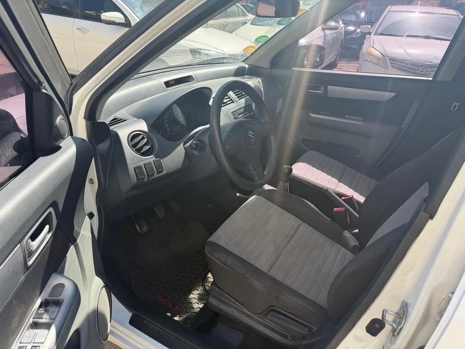 Photo 5 - Suzuki Swift