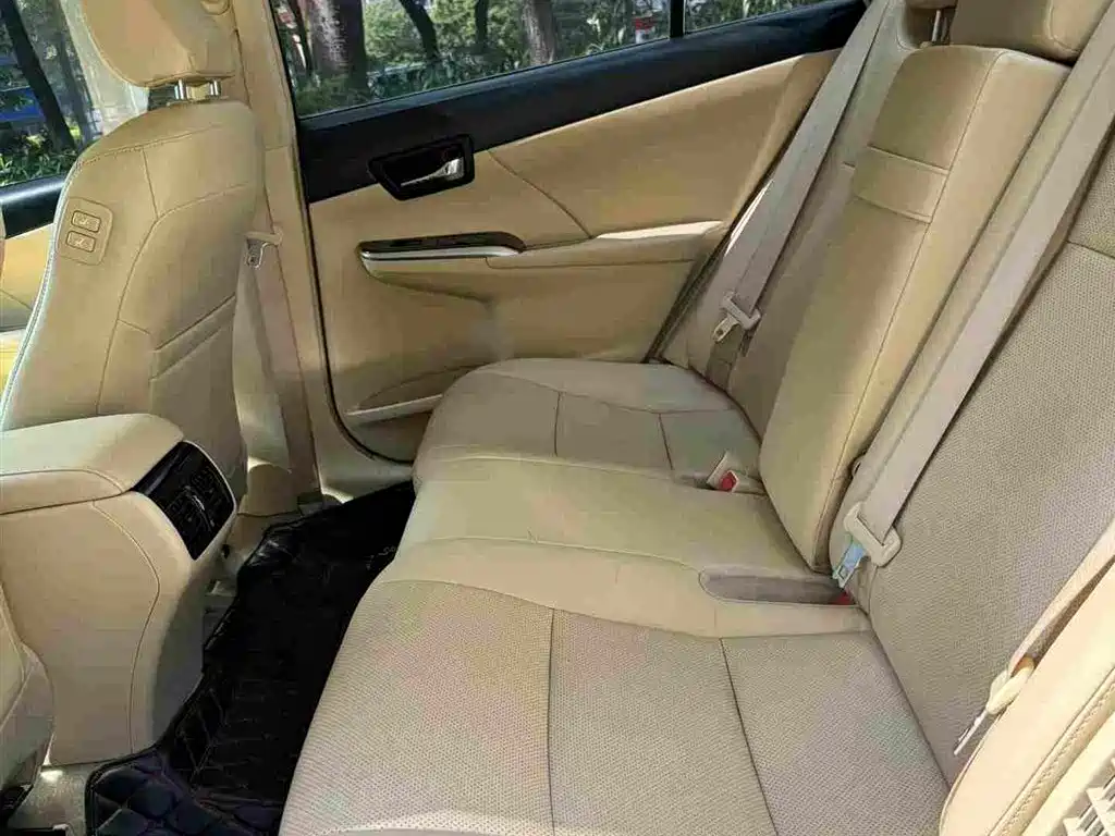 Toyota Camry 2016 Hybrid 2.5HG 10th Anniversary Luxury Navigation Edition фото 10