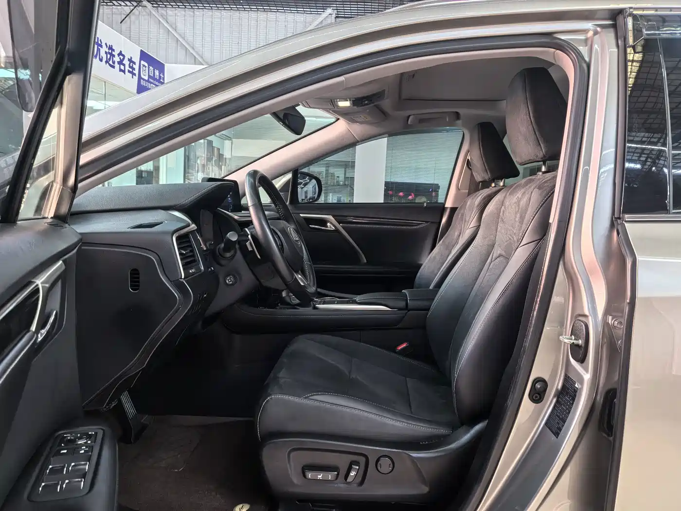 Фото 4 - Lexus RX