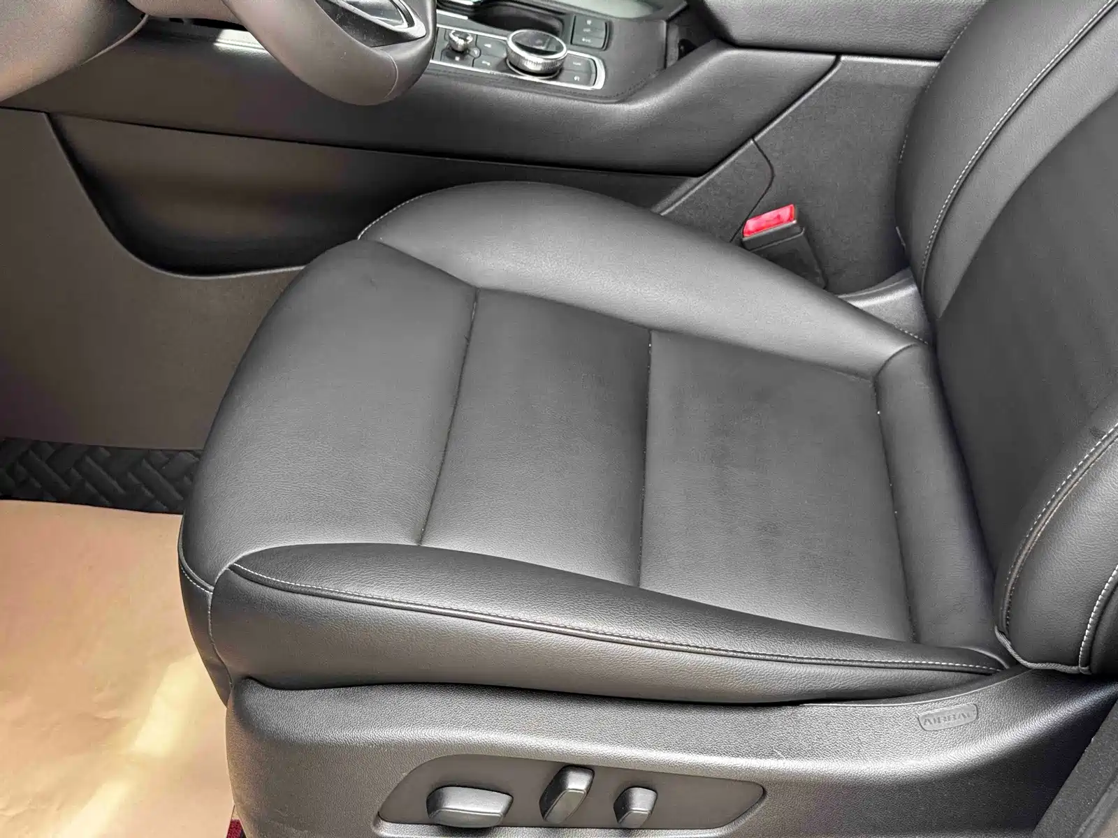 Фото 17 - Cadillac XT4