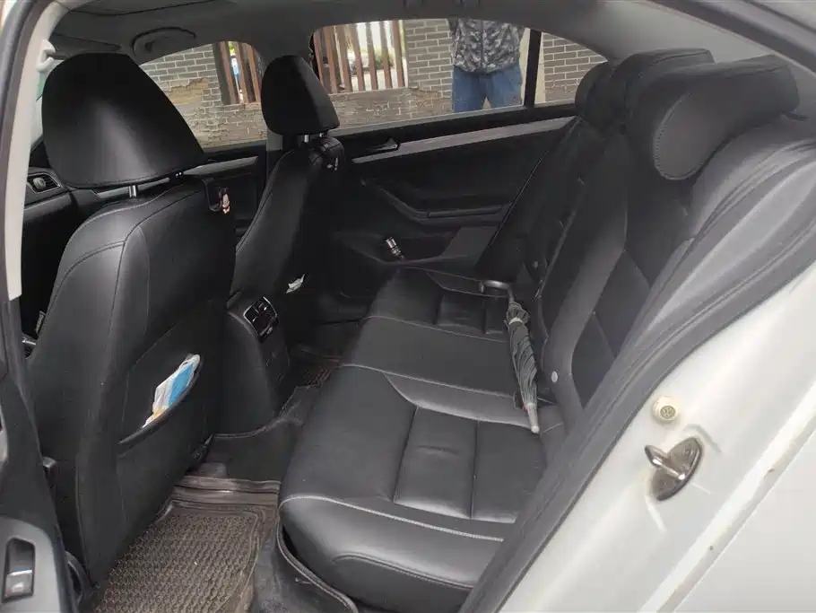 Volkswagen Sagitar 2015 1.6L Automatic Comfort фото 11