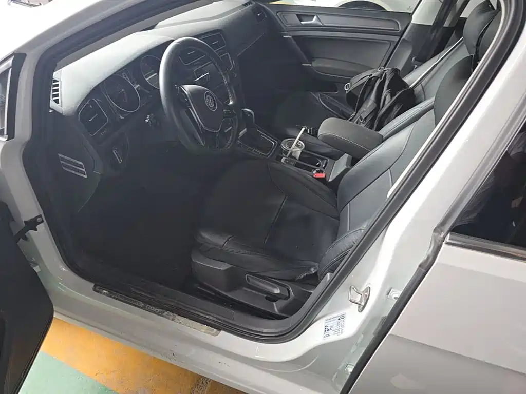 Volkswagen Golf 2017 230TSI Auto Comfort Millionth Anniversary Edition фото 22