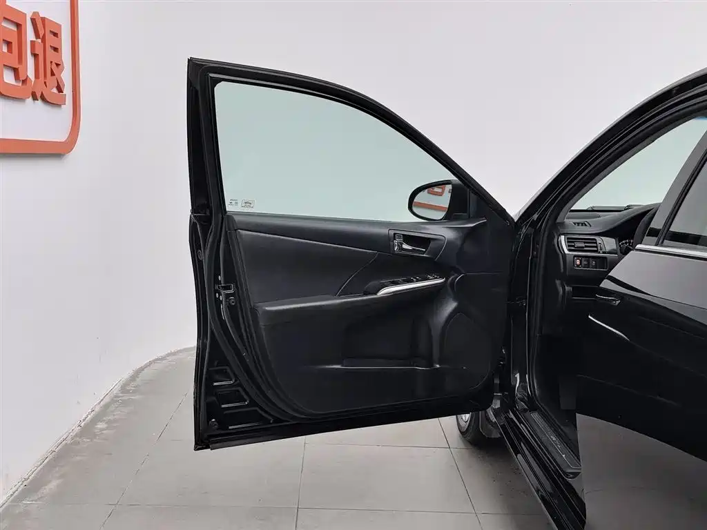 Toyota Camry 2016 2.5G 10th Anniversary Luxury Navigation Edition фото 8